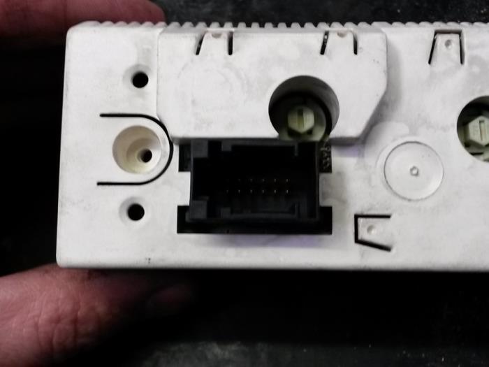 Display Interieur van een Opel Astra G Caravan (F35) 2.0 Di 16V 1999