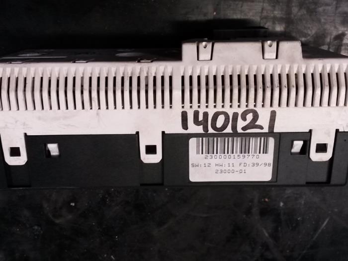 Display Interieur van een Opel Astra G Caravan (F35) 2.0 Di 16V 1999