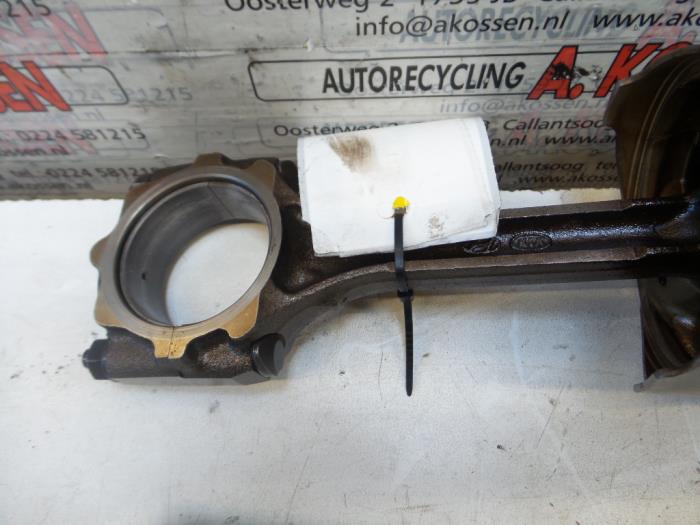 Gebruikte Drijfstang Kia Sorento I (JC) 2.4 16V Prijs op aanvraag aangeboden door N Kossen Autorecycling BV