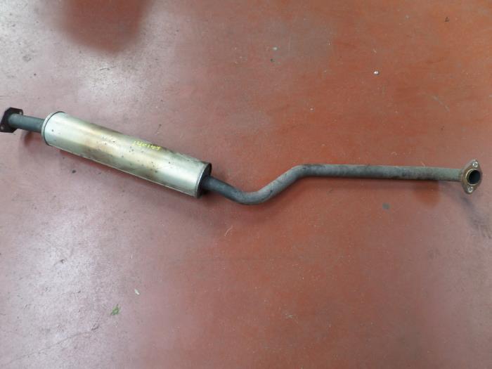 Uitlaat Middendemper van een Nissan Primera (P12) 1.8 16V 2003
