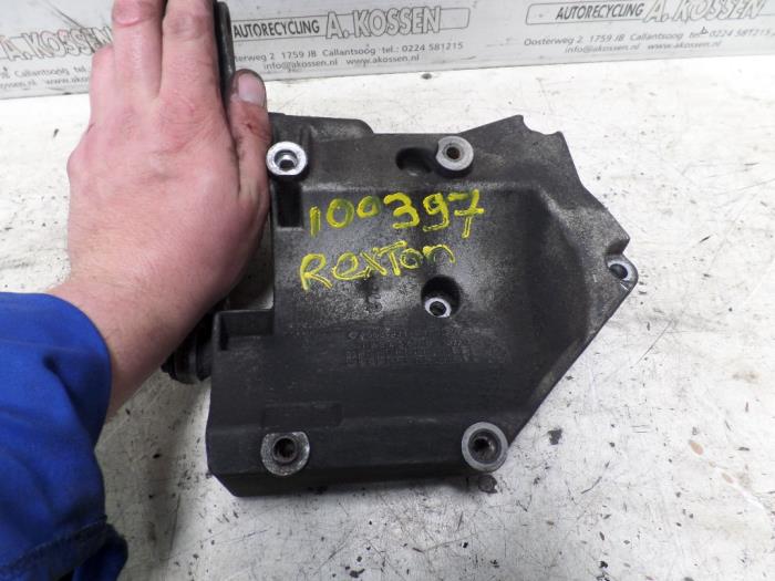 Gebruikte Dynamosteun boven Ssang Yong Rexton 2.7 Xdi RX/RJ 270 16V Prijs op aanvraag aangeboden door N Kossen Autorecycling BV