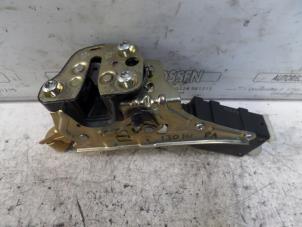 Gebruikte Deurslot Mechaniek 4Deurs rechts-achter Opel Omega B (25/26/27) 2.0i 16V Prijs op aanvraag aangeboden door N Kossen Autorecycling BV