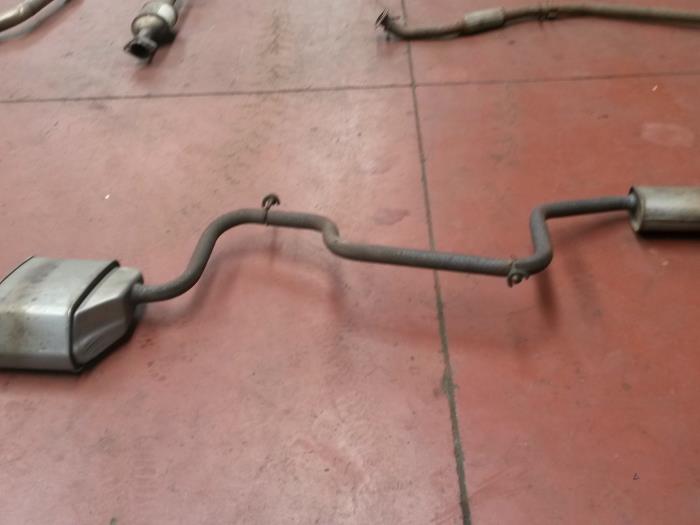 Uitlaat Einddemper van een Ford Mondeo III 1.8 16V 2002
