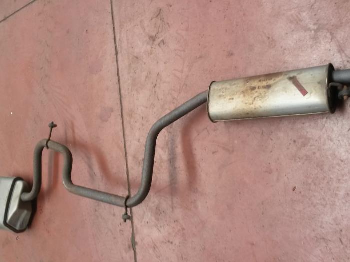 Uitlaat Einddemper van een Ford Mondeo III 1.8 16V 2002