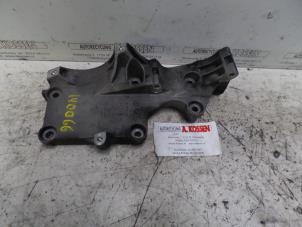 Gebruikte Dynamosteun boven Volkswagen Touran Prijs op aanvraag aangeboden door N Kossen Autorecycling BV