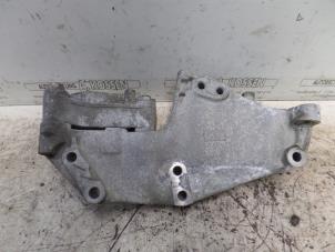 Gebruikte Motorsteun Renault Trafic New (FL) 2.0 dCi 16V 90 Prijs op aanvraag aangeboden door N Kossen Autorecycling BV