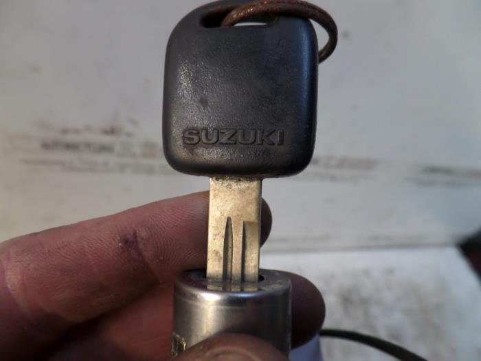 Portierslot Cilinder links van een Suzuki Swift (SF310/413) 1.3 1998
