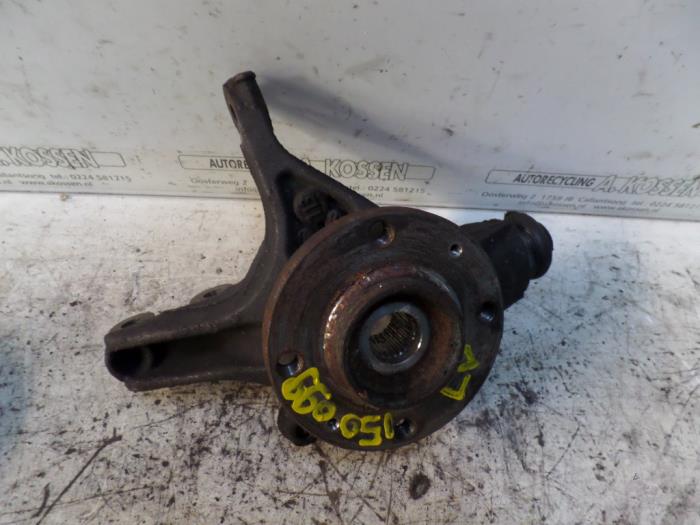 Fusee links-voor van een Citroën C4 Picasso (UD/UE/UF) 2.0 16V Autom. 2007