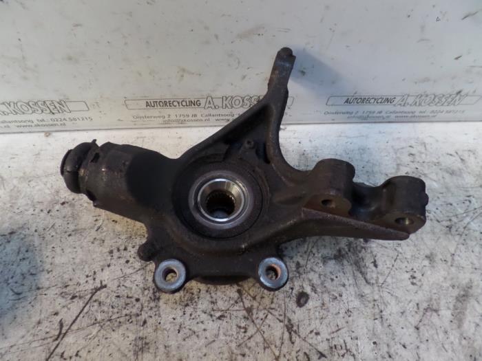 Fusee links-voor van een Citroën C4 Picasso (UD/UE/UF) 2.0 16V Autom. 2007