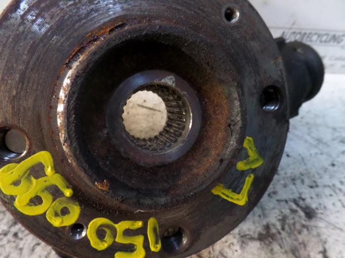 Fusee links-voor van een Citroën C4 Picasso (UD/UE/UF) 2.0 16V Autom. 2007