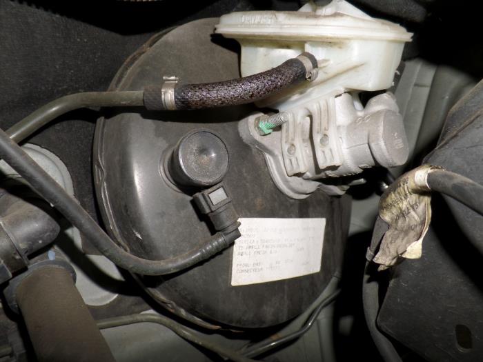 Rembekrachtiger van een Peugeot 307 CC (3B) 1.6 16V 2005