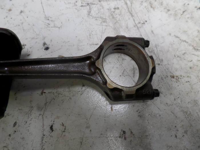 Gebruikte Drijfstang Opel Astra Prijs op aanvraag aangeboden door N Kossen Autorecycling BV
