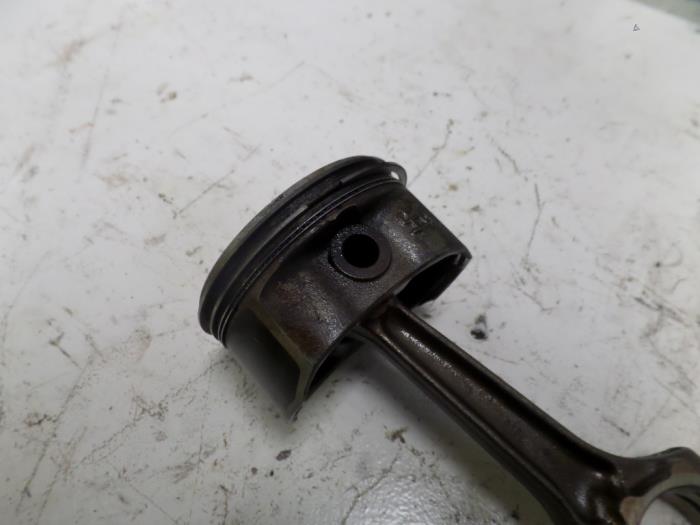 Gebruikte Zuiger Opel Astra Prijs op aanvraag aangeboden door N Kossen Autorecycling BV