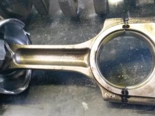 Gebruikte Drijfstang Renault Trafic Prijs op aanvraag aangeboden door N Kossen Autorecycling BV