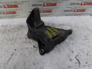 Gebruikte Dynamosteun boven Volkswagen Transporter T5 2.5 TDi Prijs op aanvraag aangeboden door N Kossen Autorecycling BV