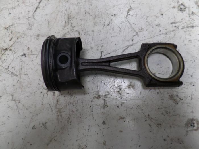 Gebruikte Drijfstang Opel Astra Prijs op aanvraag aangeboden door N Kossen Autorecycling BV