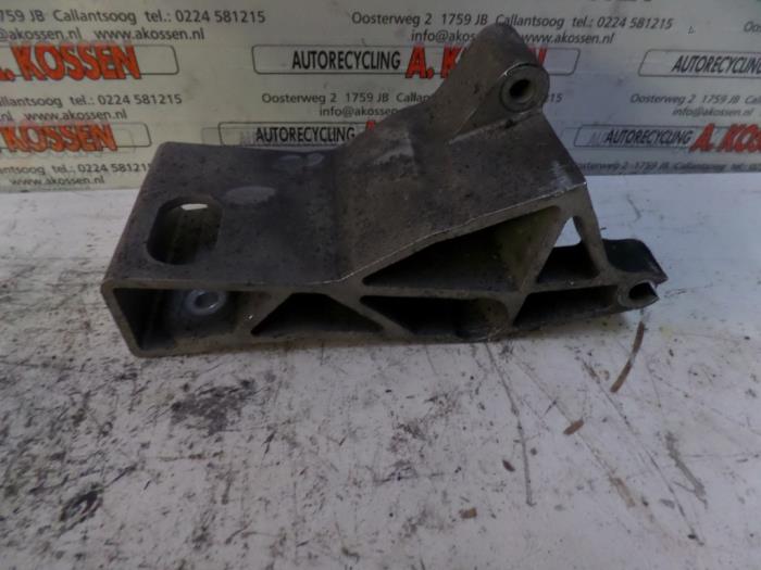 Gebruikte Versnellingsbak Steun Volvo V70 (SW) 2.4 D5 20V Prijs op aanvraag aangeboden door N Kossen Autorecycling BV