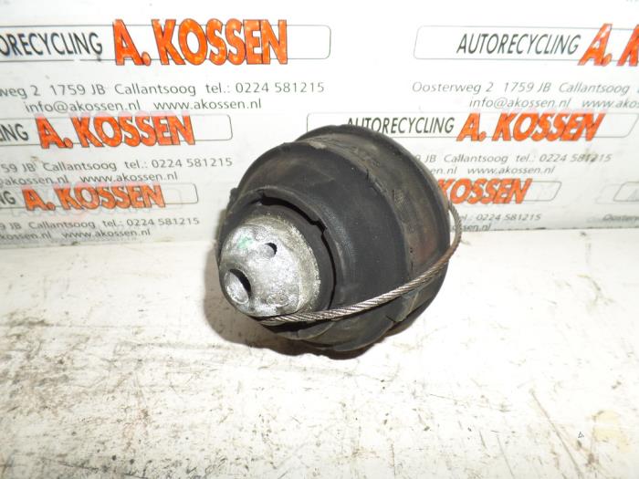 Gebruikte Versnellingsbak Steun Volvo V70 (SW) 2.4 D5 20V Prijs op aanvraag aangeboden door N Kossen Autorecycling BV