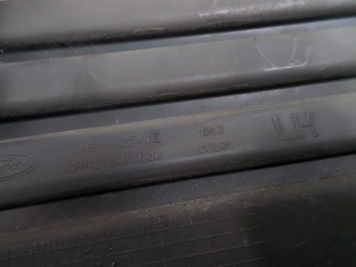 Afdekplaat mistlamp links van een Ford Focus 2 1.6 TDCi 16V 110 2005