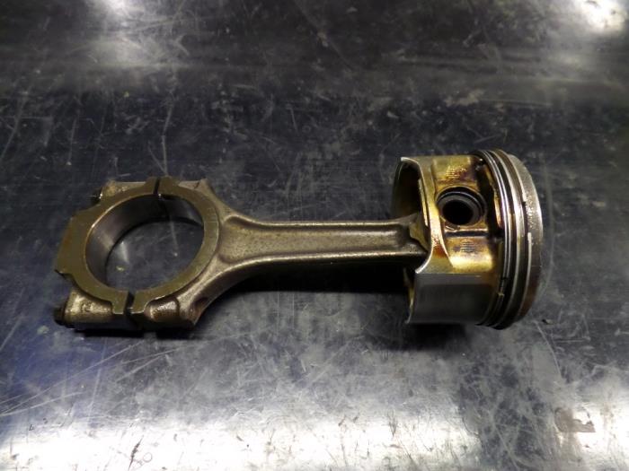 Gebruikte Zuiger Fiat Stilo Prijs op aanvraag aangeboden door N Kossen Autorecycling BV