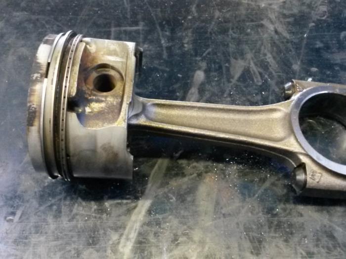 Gebruikte Zuiger Peugeot 307 (3A/C/D) 1.6 16V Prijs op aanvraag aangeboden door N Kossen Autorecycling BV