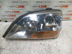 Gebruikte Koplamp links Kia Sorento I (JC) 2.5 CRDi 16V VGT Prijs op aanvraag aangeboden door N Kossen Autorecycling BV