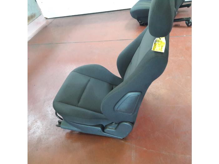 Stoel links Opel Tigra - Autorecycling N Kossen bv