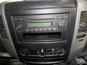 Gebruikte Radio CD Speler Volkswagen Crafter 2.0 TDI Prijs op aanvraag aangeboden door N Kossen Autorecycling BV