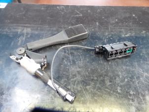 Gebruikte Gordelspanner links Opel Astra Prijs op aanvraag aangeboden door N Kossen Autorecycling BV