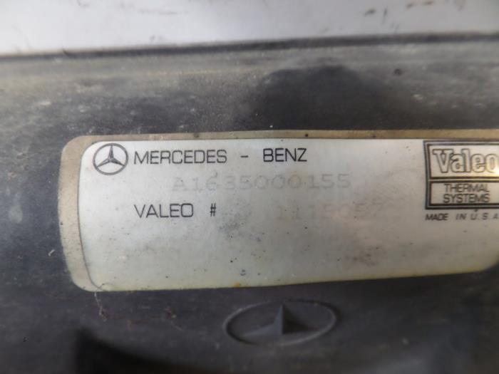 Koelvinhuis van een Mercedes-Benz ML I (163) 430 4.3 V8 24V Autom. 2000