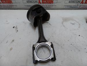 Gebruikte Drijfstang Nissan Almera Tino Prijs op aanvraag aangeboden door N Kossen Autorecycling BV