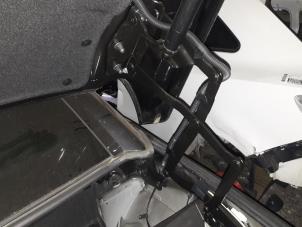 Gebruikte Kofferdeksel Scharnier Peugeot 307 CC (3B) 1.6 16V Prijs op aanvraag aangeboden door N Kossen Autorecycling BV