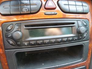 Gebruikte Radio CD Speler Mercedes C Combi (S203) 2.2 C-200 CDI 16V Prijs op aanvraag aangeboden door N Kossen Autorecycling BV
