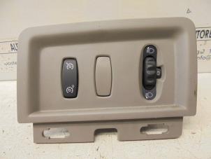 Gebruikte Schakelaar Koplamp Ihv Renault Modus/Grand Modus (JP) 1.6 16V Prijs op aanvraag aangeboden door N Kossen Autorecycling BV