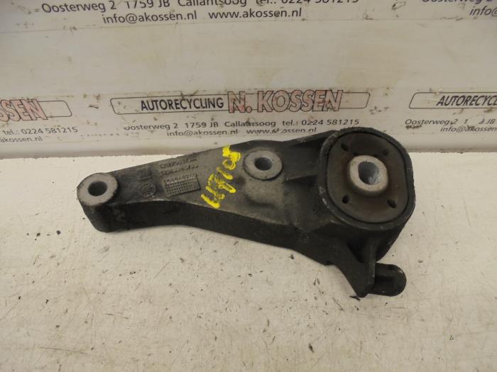 Gebruikte Versnellingsbak Steun Opel Tigra Prijs op aanvraag aangeboden door N Kossen Autorecycling BV