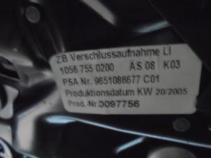 Gebruikte Cabriodak vergrendelslot Peugeot 307 CC (3B) 1.6 16V Prijs op aanvraag aangeboden door N Kossen Autorecycling BV