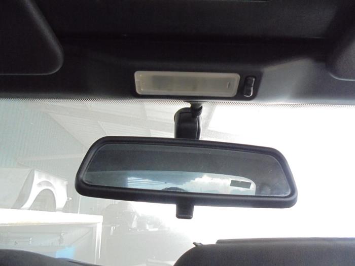 Spiegel binnen van een BMW Z3 2000