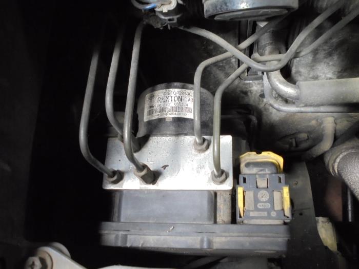 Gebruikte ABS Pomp Ssang Yong Rexton 2.7 Xdi RX/RJ 270 16V Prijs op aanvraag aangeboden door N Kossen Autorecycling BV