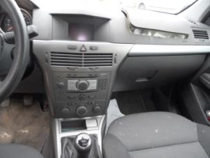 Gebruikte Radio CD Speler Opel Astra H SW (L35) 1.3 CDTI 16V Ecotec Prijs op aanvraag aangeboden door N Kossen Autorecycling BV