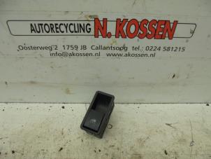 Gebruikte Elektrisch Raam Schakelaar Opel Astra H (L48) 1.6 16V Twinport Prijs op aanvraag aangeboden door N Kossen Autorecycling BV