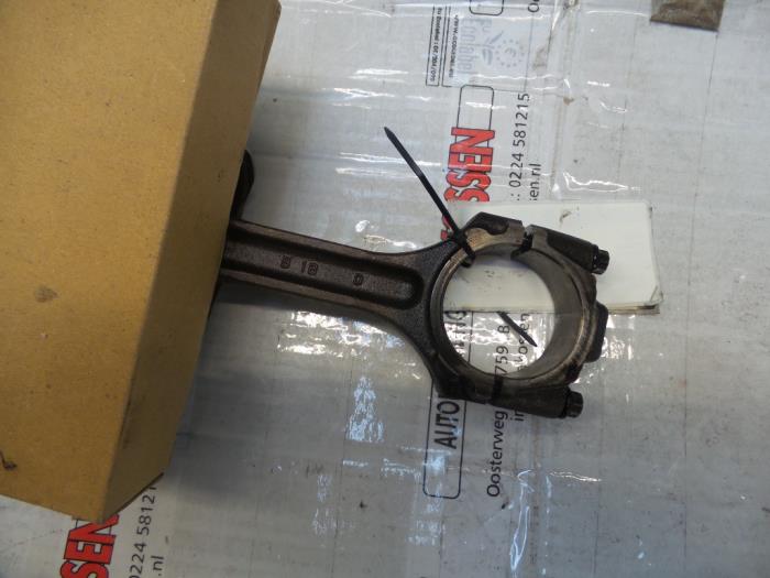 Gebruikte Drijfstang Hyundai Santafe Prijs op aanvraag aangeboden door N Kossen Autorecycling BV