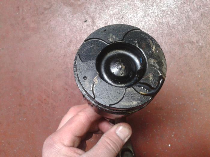 Gebruikte Zuiger Opel Astra H (L48) 1.7 CDTi 16V Prijs op aanvraag aangeboden door N Kossen Autorecycling BV