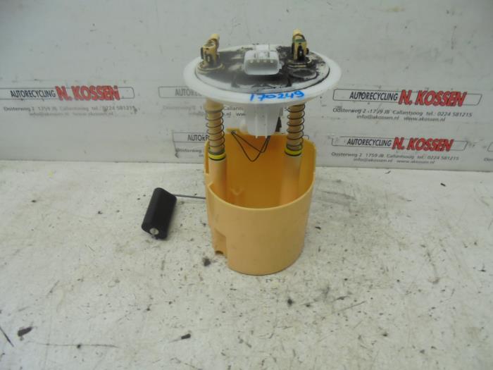 Gebruikte Tank element Pomp Renault Twingo II (CN) 1.5 dCi 90 FAP Prijs op aanvraag aangeboden door N Kossen Autorecycling BV