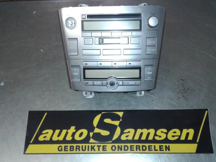Radio CD Speler van een Toyota Avensis (T25/B1B)  2004