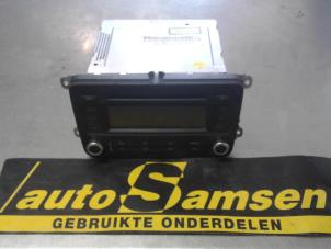 Gebruikte Radio CD Speler Volkswagen Golf V (1K1) 1.6 FSI 16V Prijs € 100,00 Margeregeling aangeboden door Auto Samsen B.V.