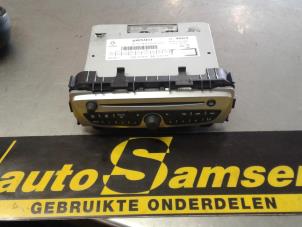 Gebruikte Radio CD Speler Renault Twingo II (CN) 1.2 16V Prijs € 100,00 Margeregeling aangeboden door Auto Samsen B.V.