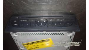 Gebruikte Radio CD Speler Renault Clio III (BR/CR) 1.5 dCi FAP Prijs € 100,00 Margeregeling aangeboden door Auto Samsen B.V.