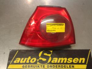 Gebruikte Achterlicht links Volkswagen Golf V (1K1) 1.6 FSI 16V Prijs € 40,00 Margeregeling aangeboden door Auto Samsen B.V.