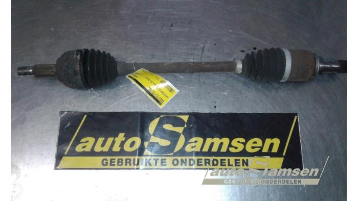 Gebruikte Aandrijfas links-voor Renault Clio III (BR/CR) 1.2 16V 75 Prijs € 50,00 Margeregeling aangeboden door Auto Samsen B.V.