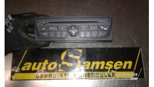 Gebruikte Radio CD Speler Renault Clio III Estate/Grandtour (KR) 1.2 16V TCE 100 Prijs € 175,00 Margeregeling aangeboden door Auto Samsen B.V.